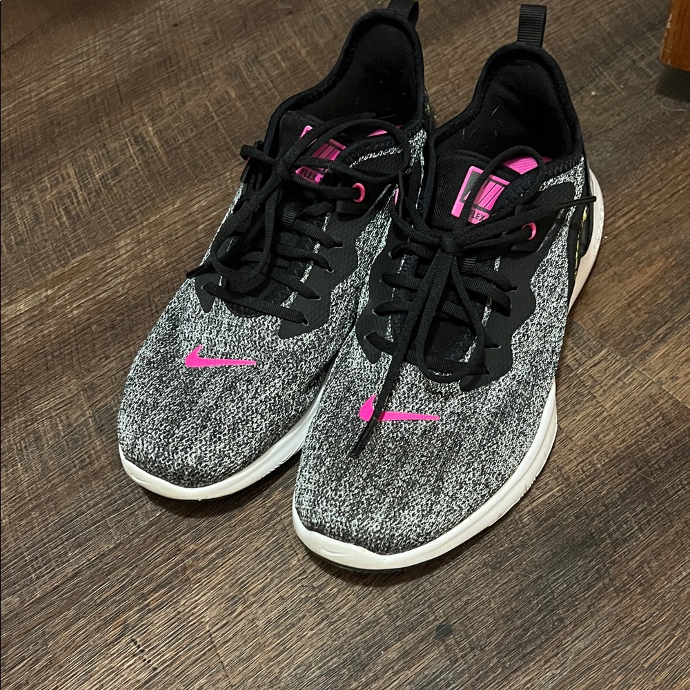 Nike Women's Black and Pink Athletic Shoes
